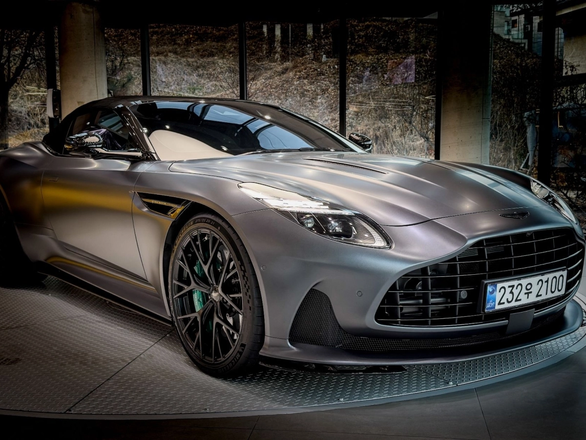 ASTON MARTIN DB12  2025