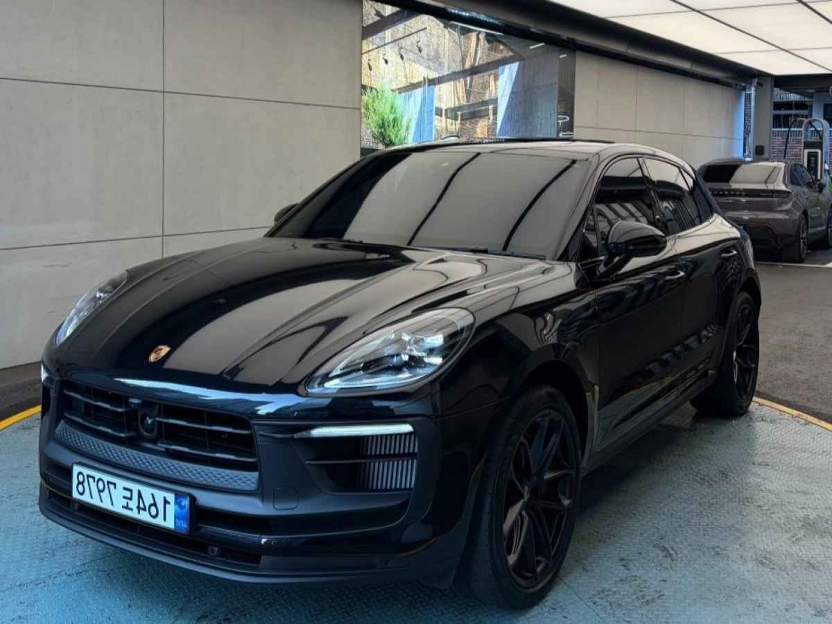 PORSCHE MACAN