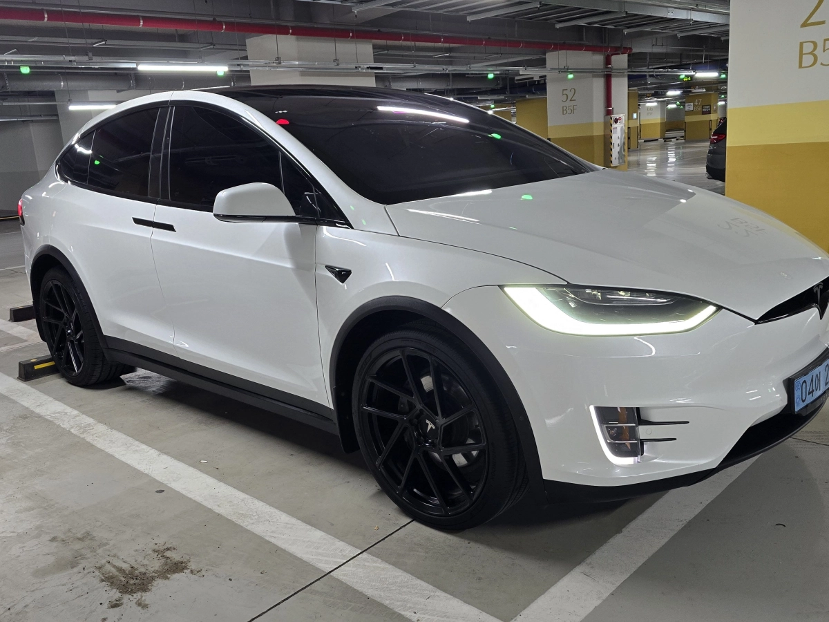 TESLA MODEL X