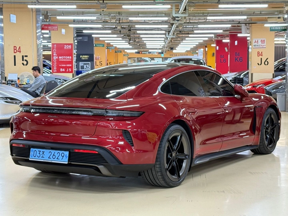 PORSCHE TAYCAN