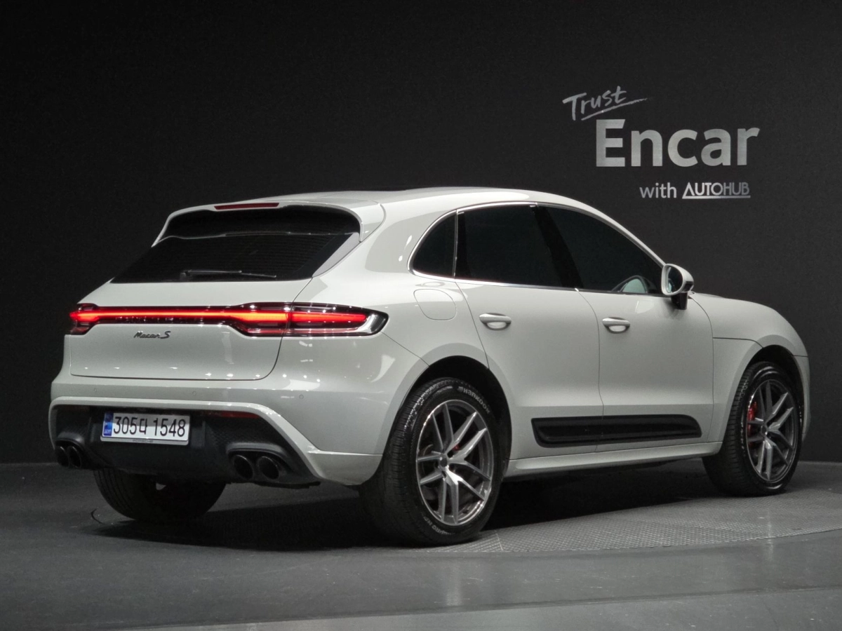 PORSCHE MACAN