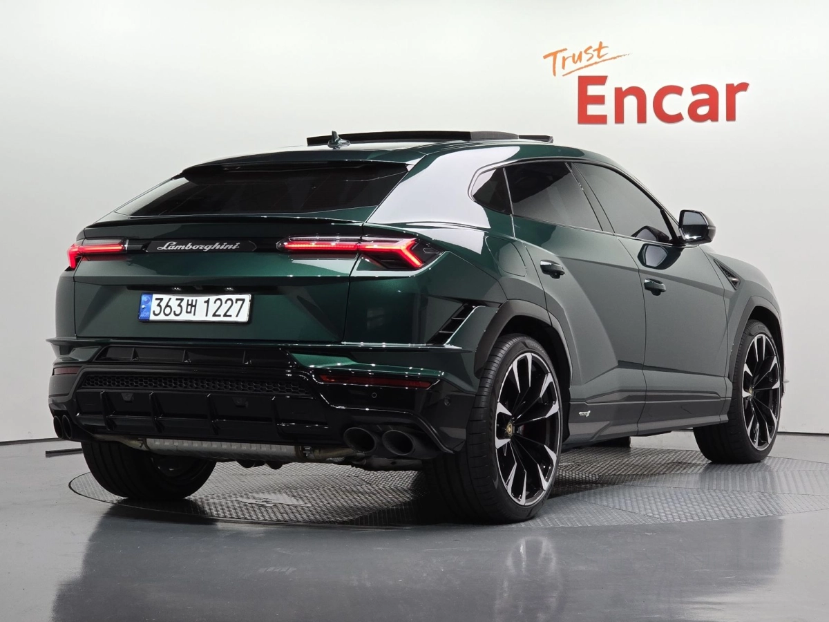 LAMBORGHINI URUS