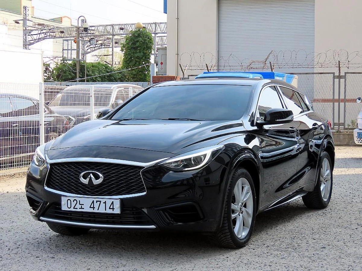 INFINITI Q30