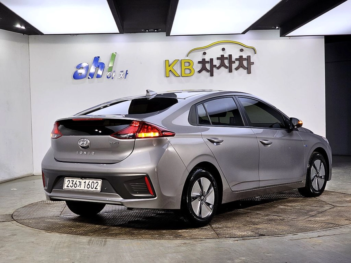 HYUNDAI IONIQ HYBRID