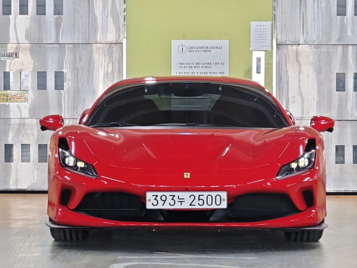 FERRARI F8 TRIBUTO