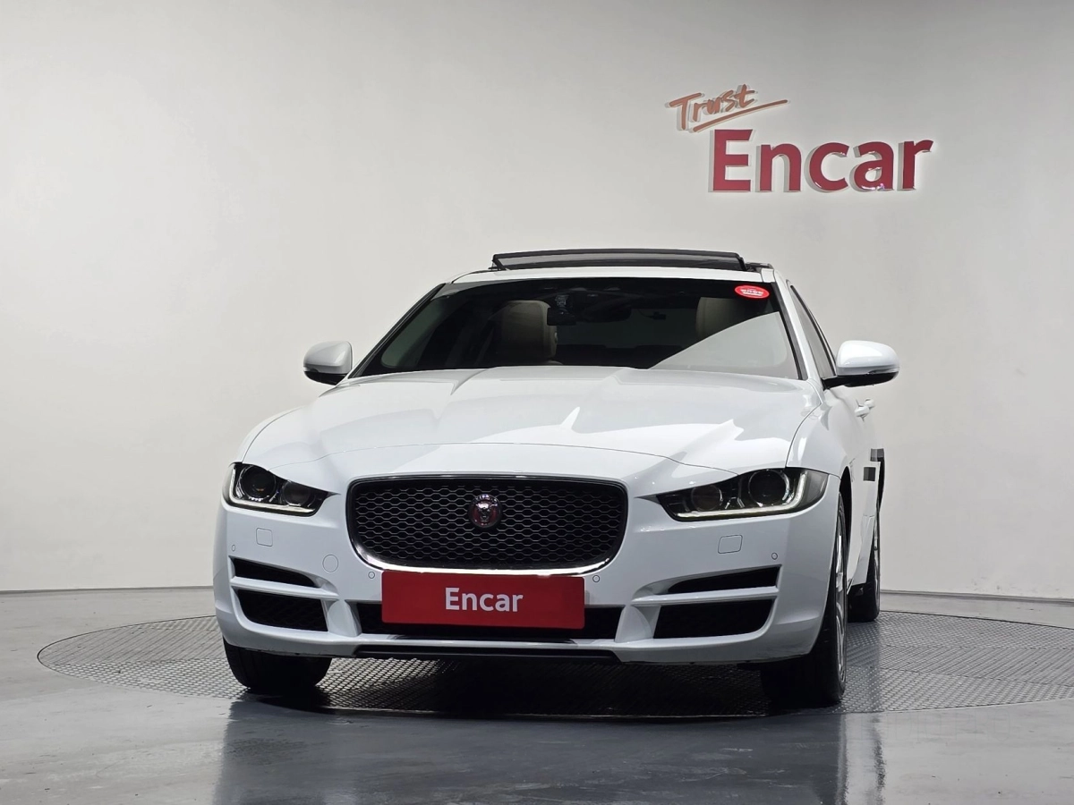 JAGUAR XE
