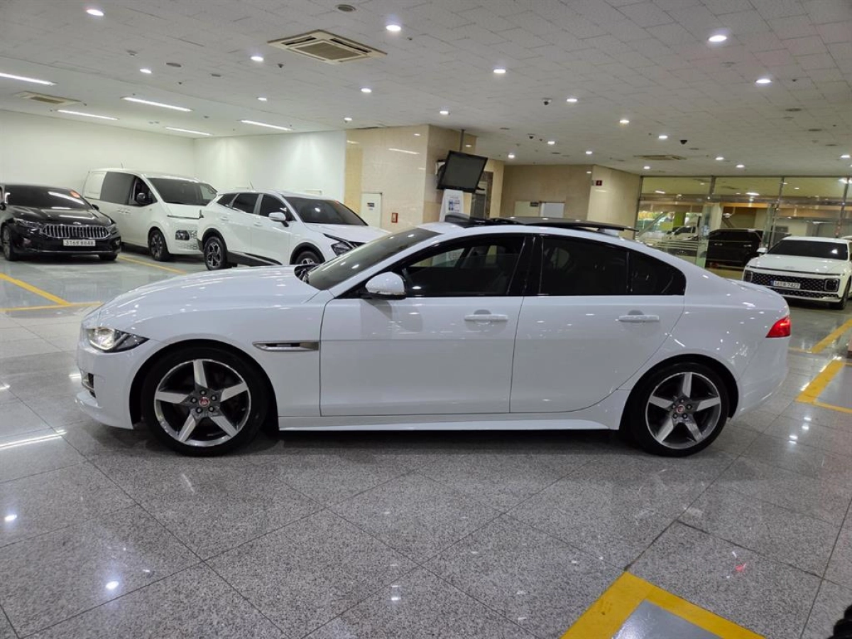 JAGUAR XE