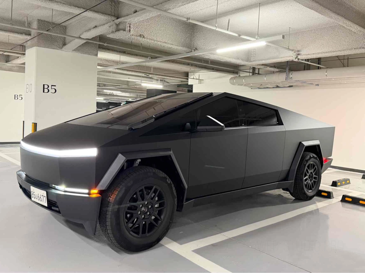 TESLA CYBERTRUCK  2025