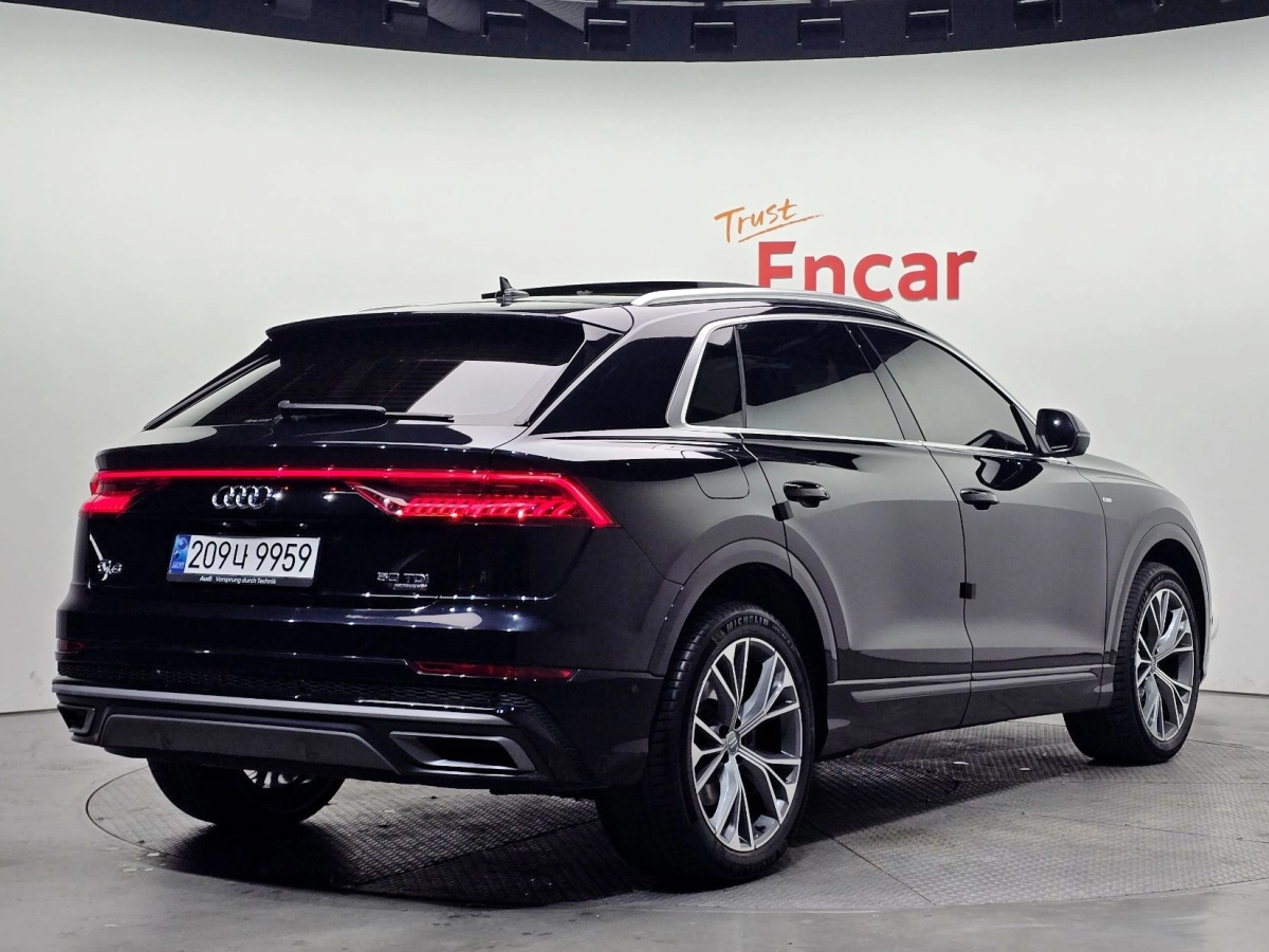 AUDI Q8 4M