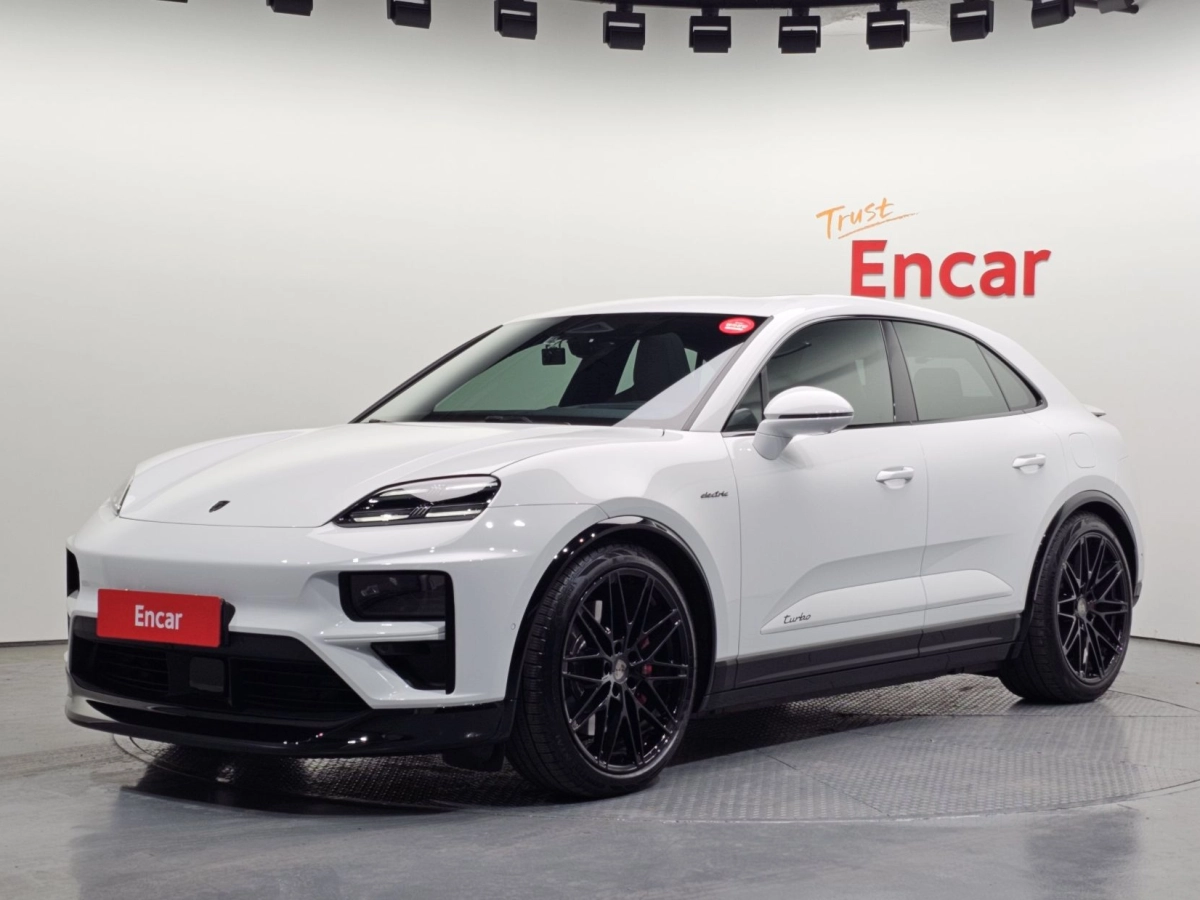 PORSCHE MACAN EV