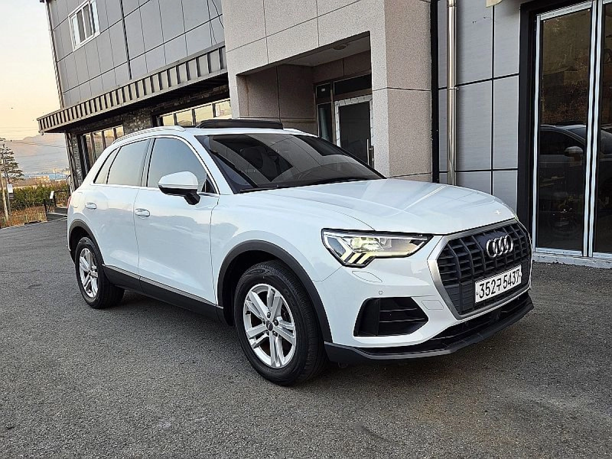 AUDI Q3 F3