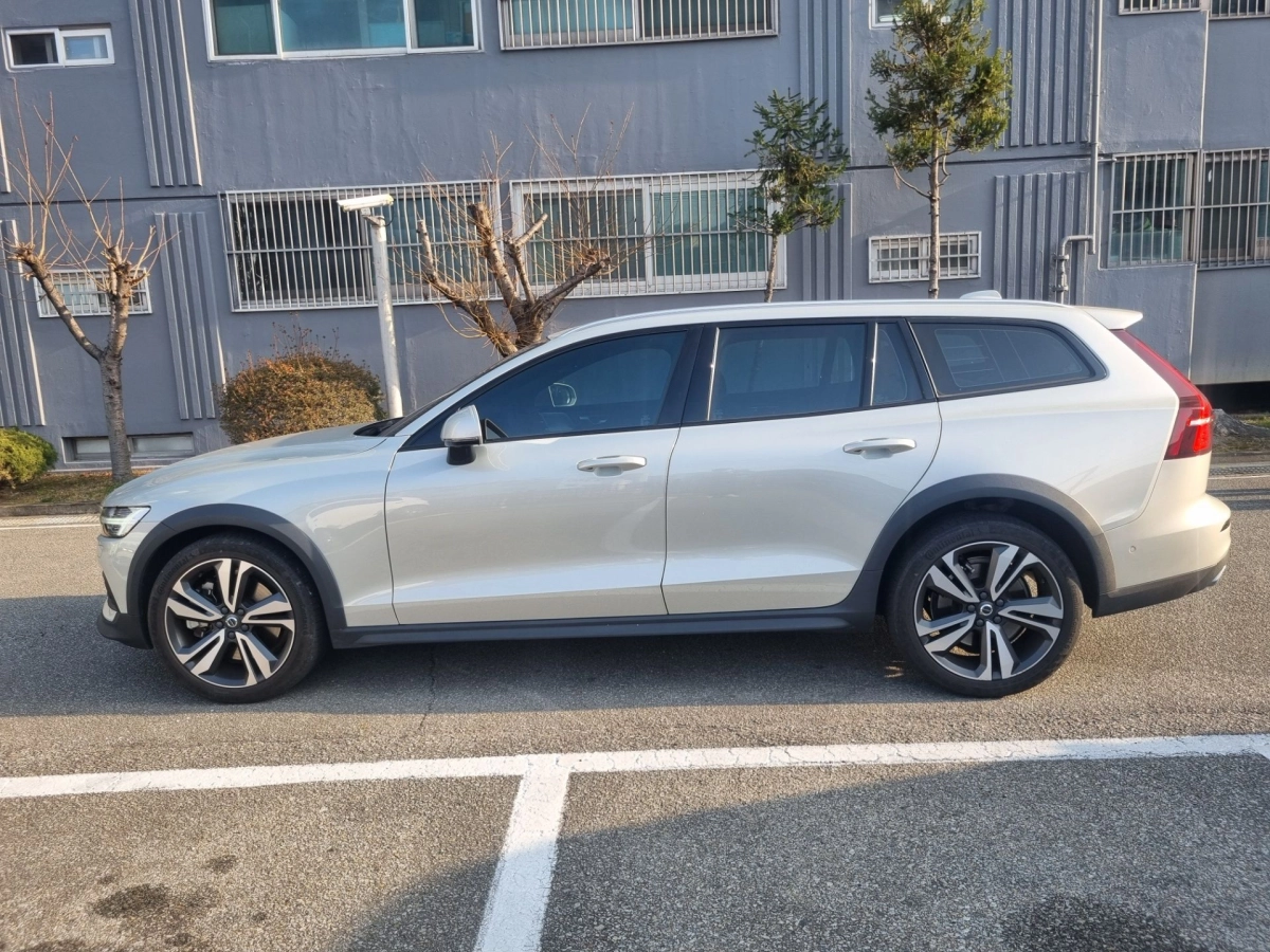 VOLVO V60 CROSS COUNTRY