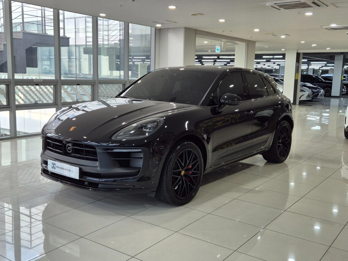 PORSCHE MACAN