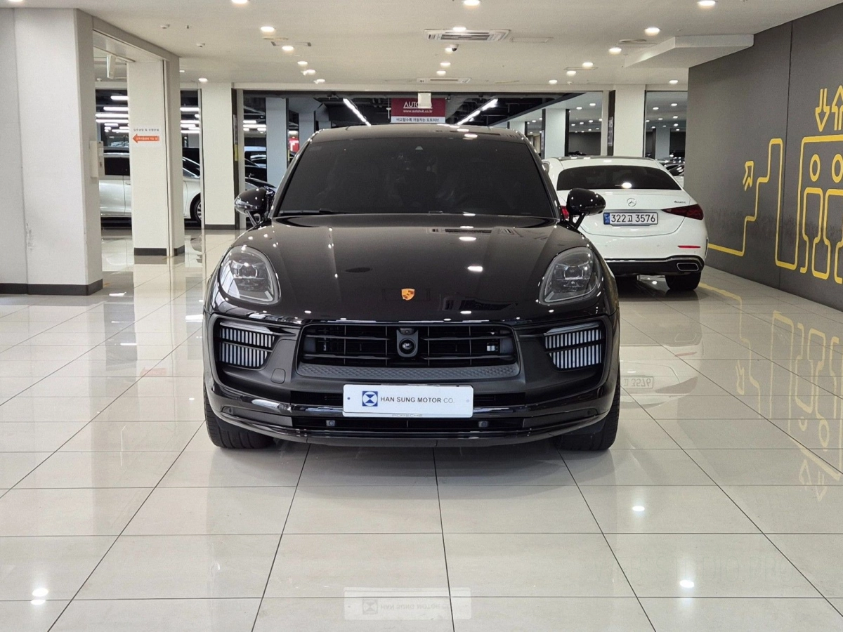 PORSCHE MACAN