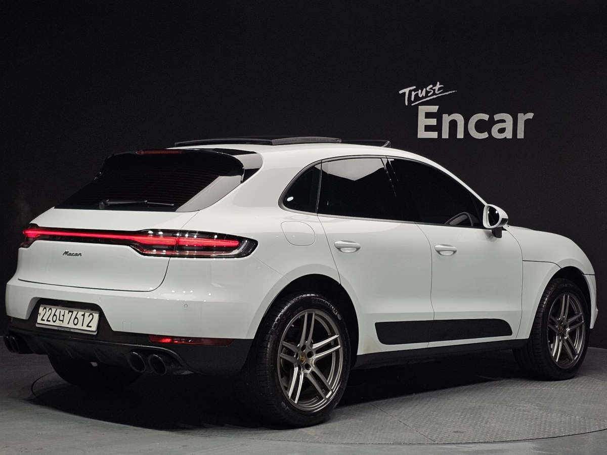 PORSCHE MACAN