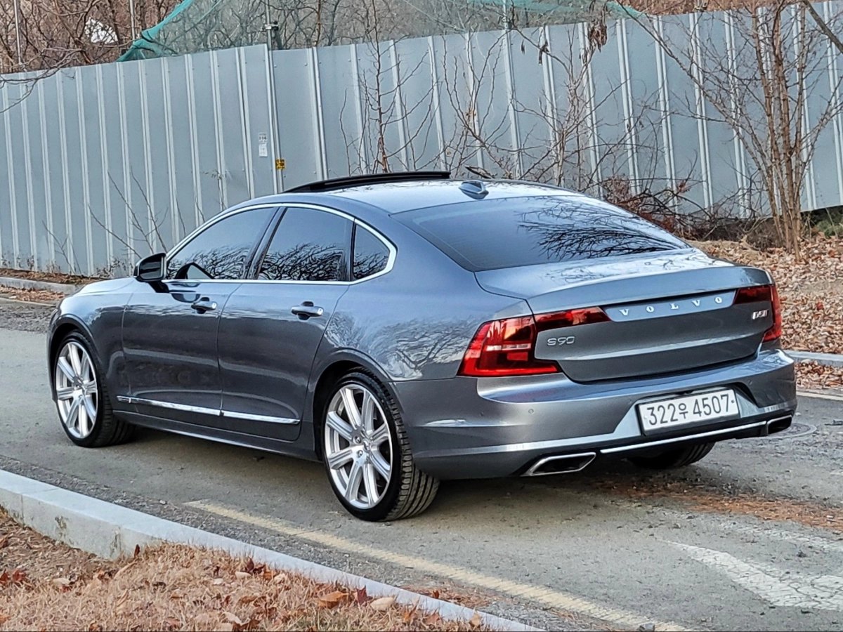 VOLVO S90