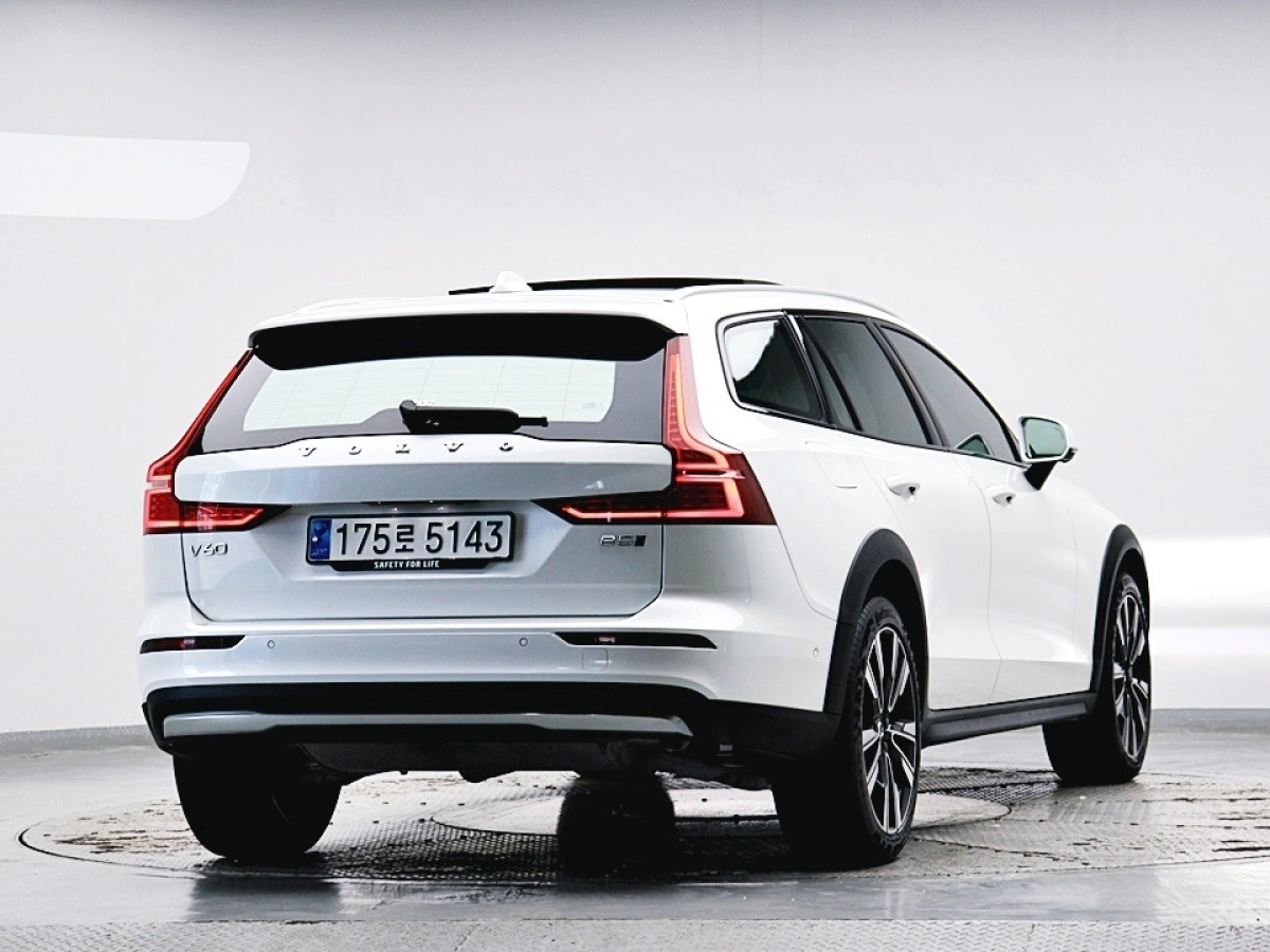 VOLVO V60 CROSS COUNTRY