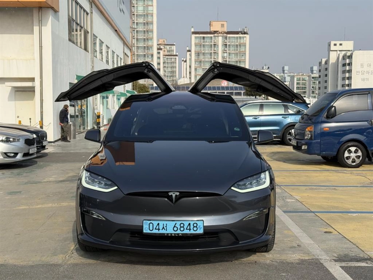 TESLA MODEL X