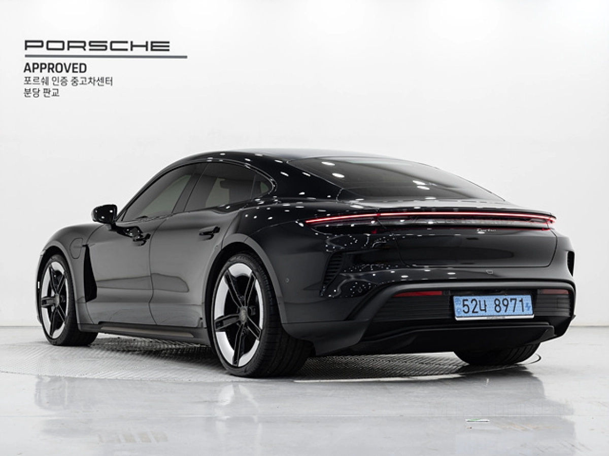 PORSCHE TAYCAN