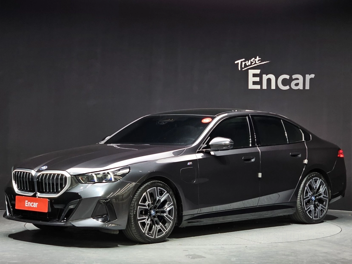 BMW 5-SERIES G60 2025