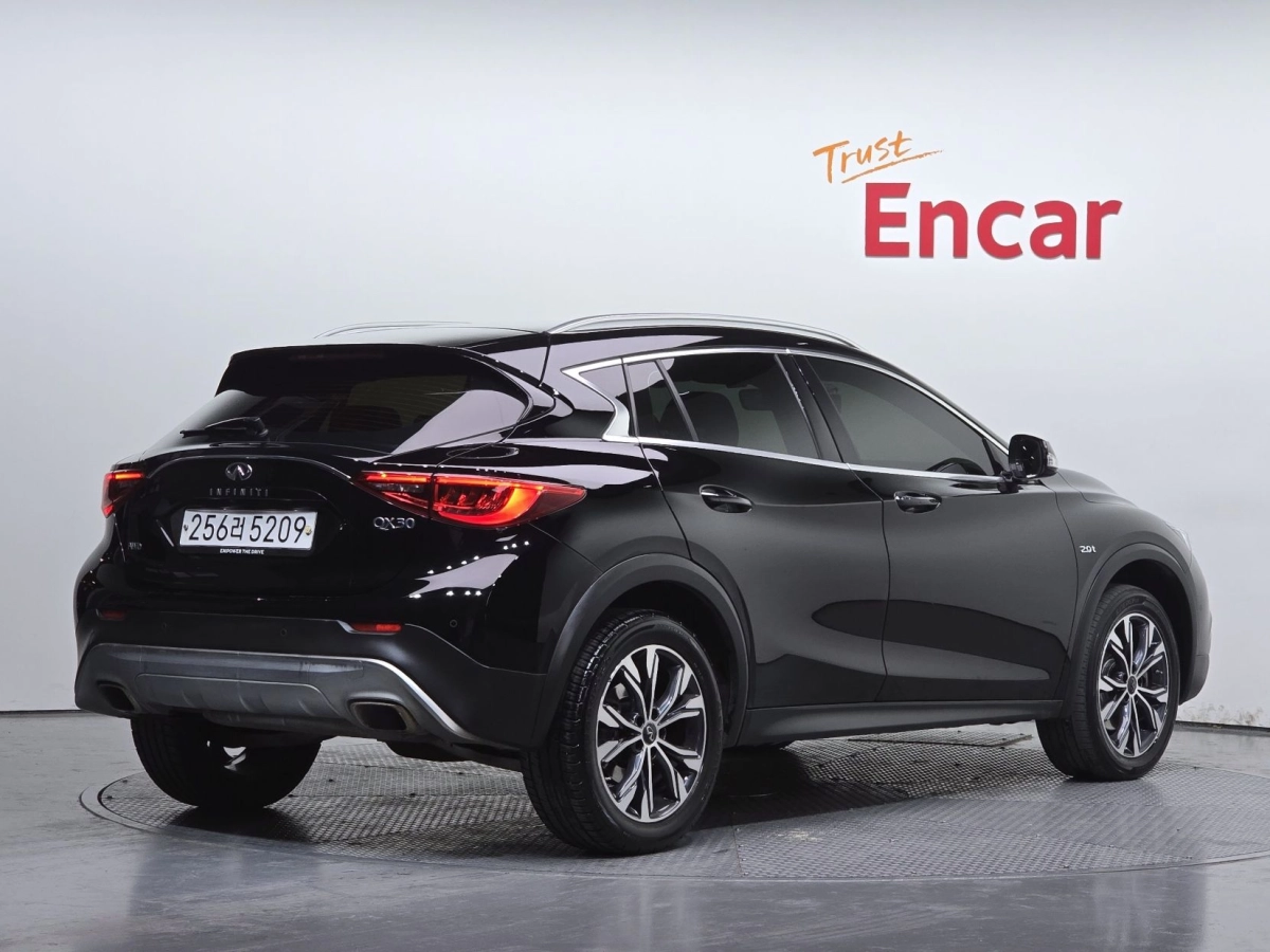 INFINITI QX30