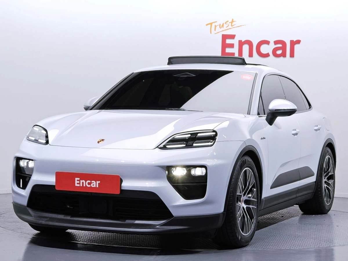 PORSCHE MACAN EV