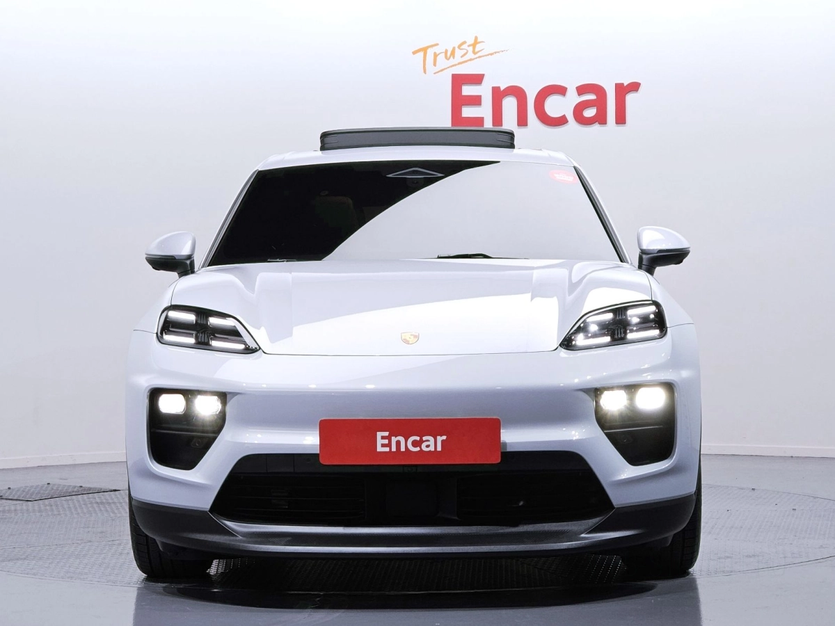 PORSCHE MACAN EV