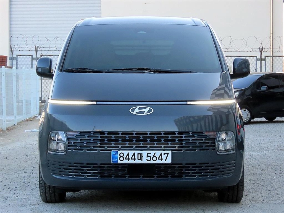 HYUNDAI STARIA 2025