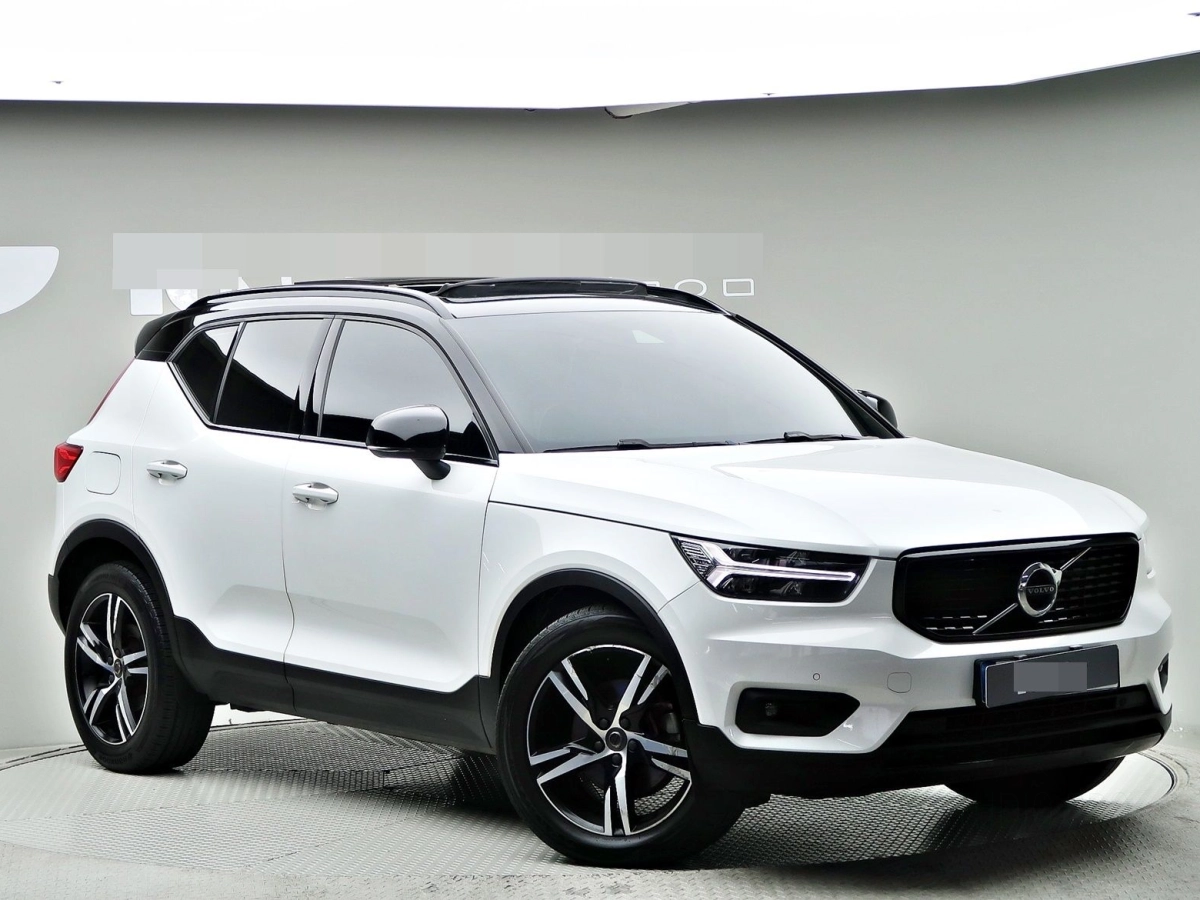 VOLVO XC40