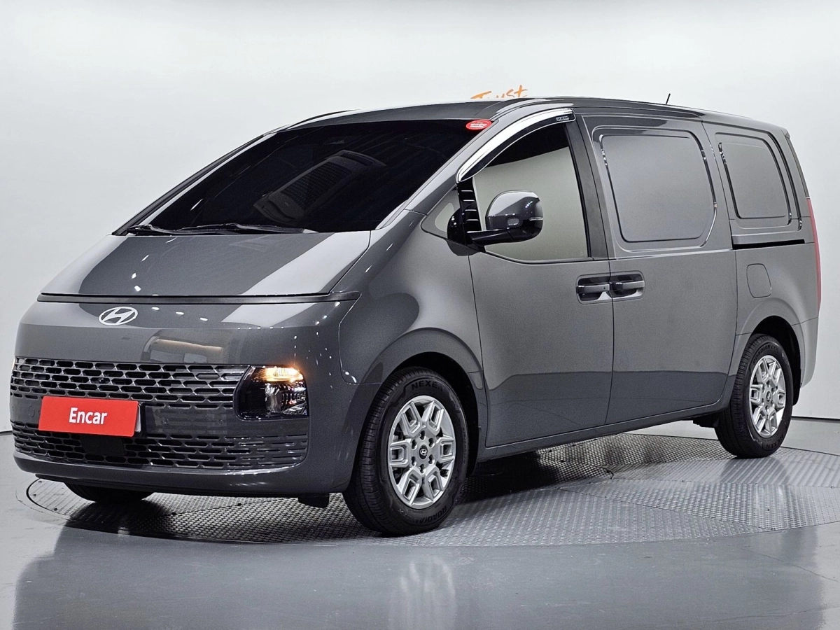 HYUNDAI STARIA 2025