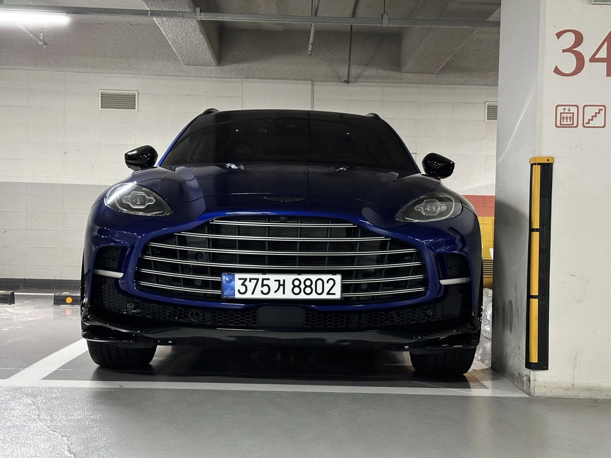 ASTON MARTIN DBX