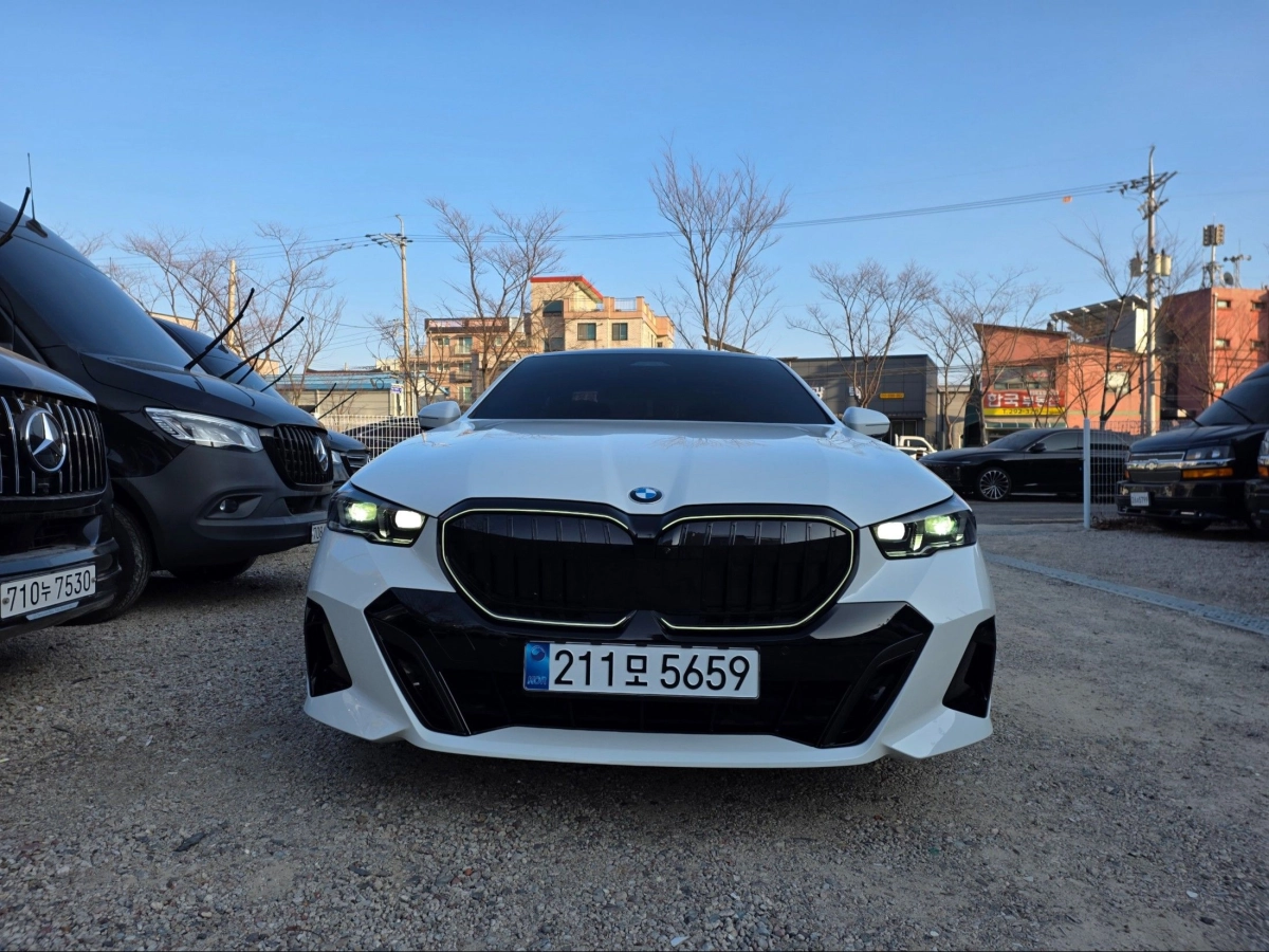 BMW 5-SERIES G60 2025