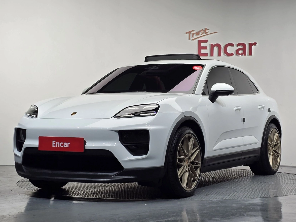 PORSCHE MACAN EV