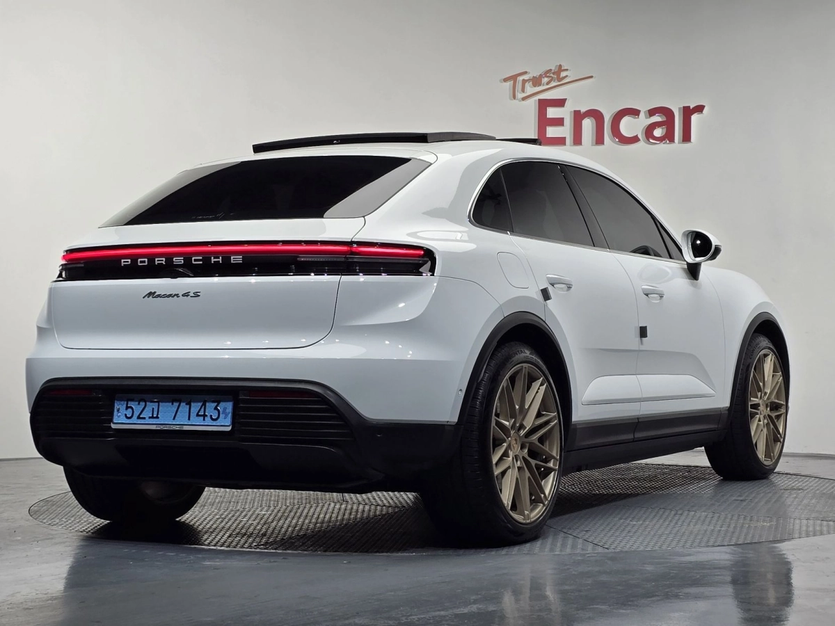 PORSCHE MACAN EV