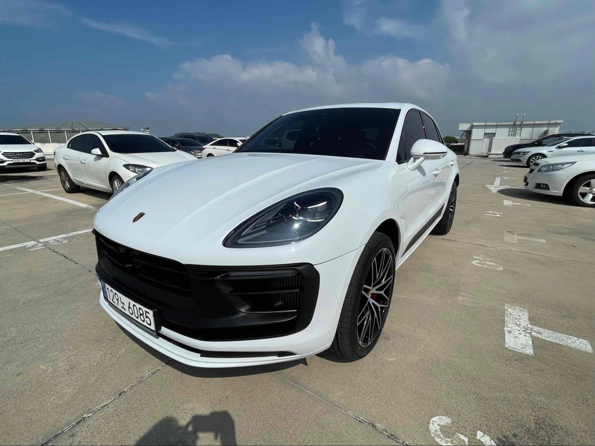 PORSCHE MACAN
