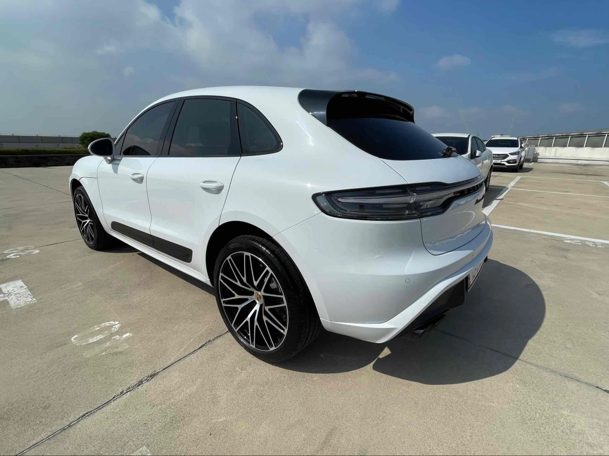 PORSCHE MACAN