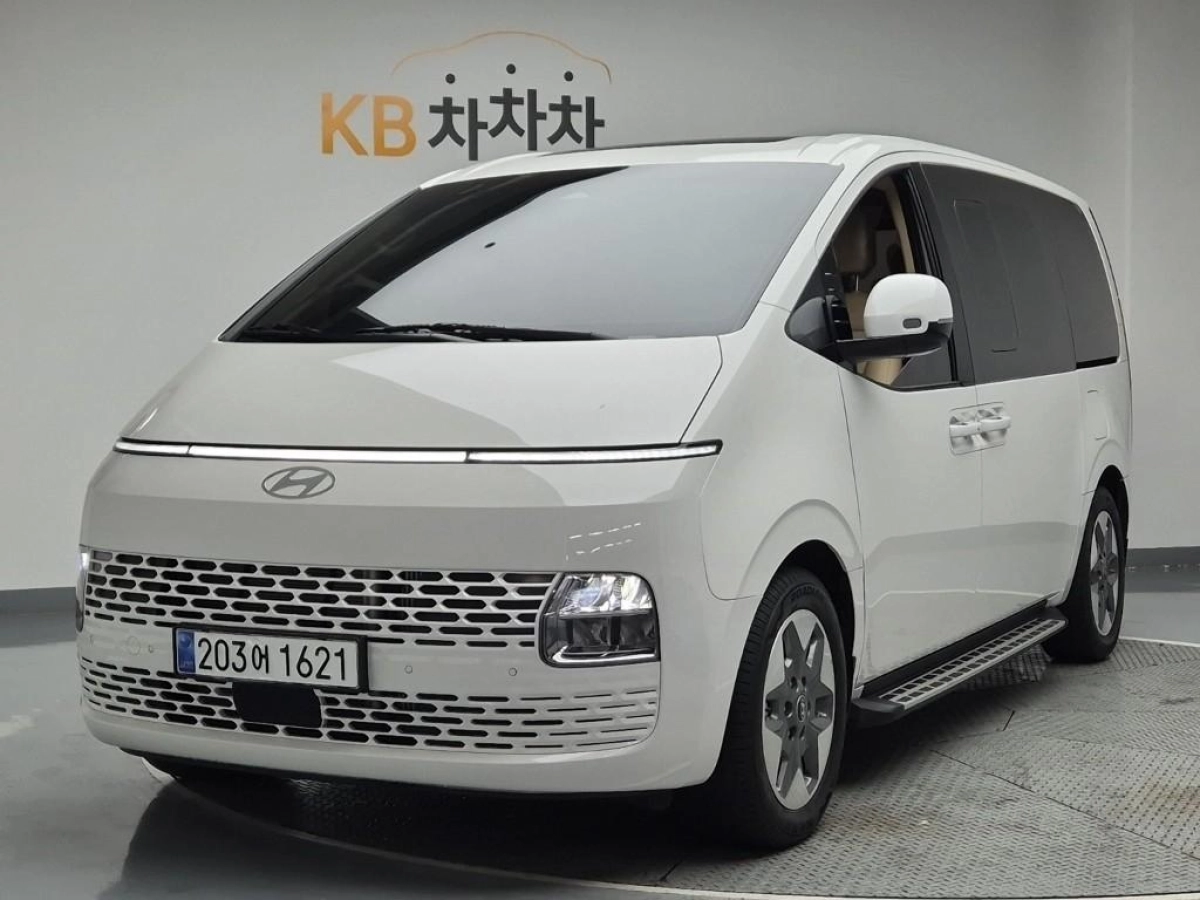 HYUNDAI STARIA 2025