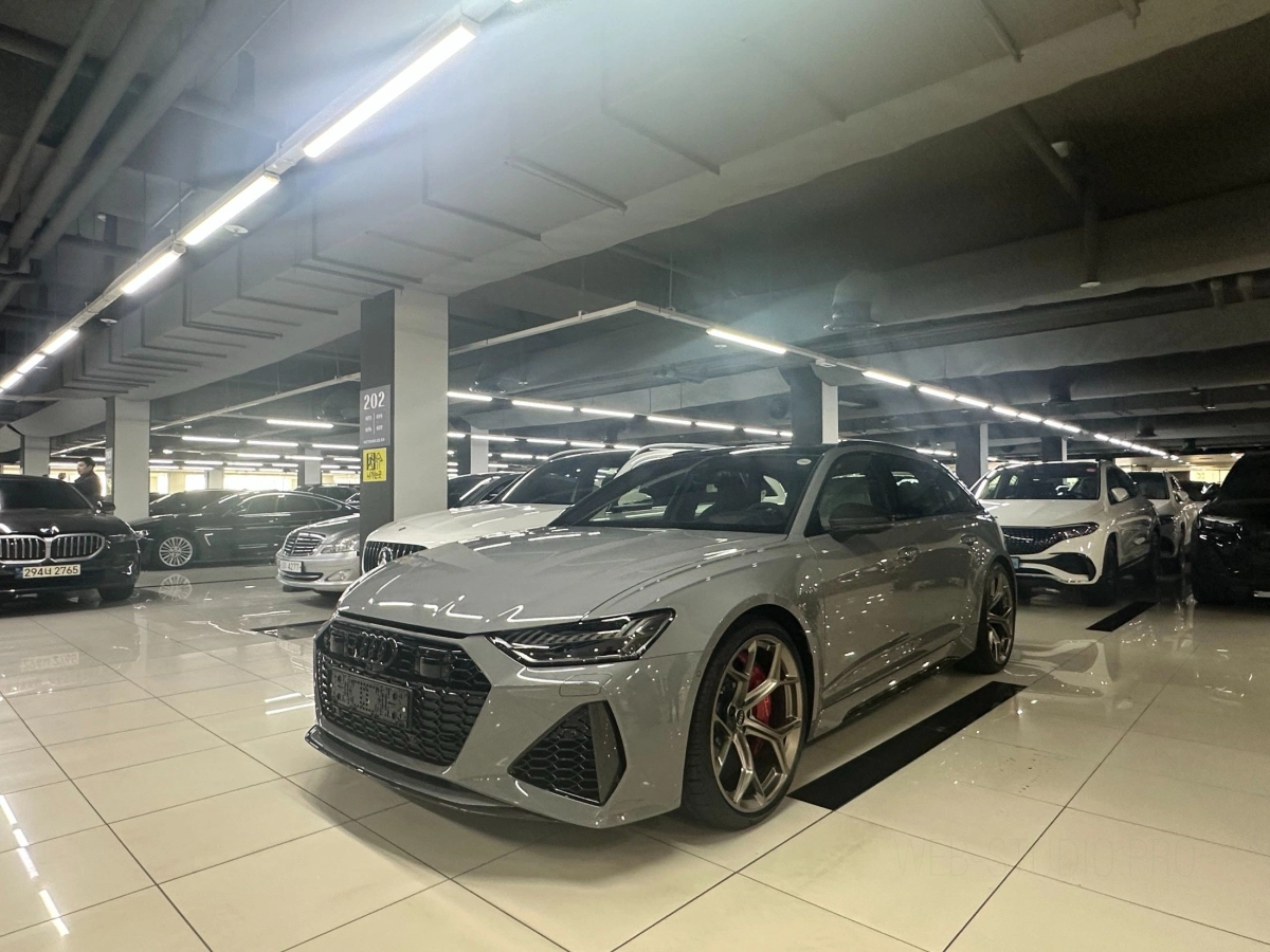AUDI RS6 C8  2025