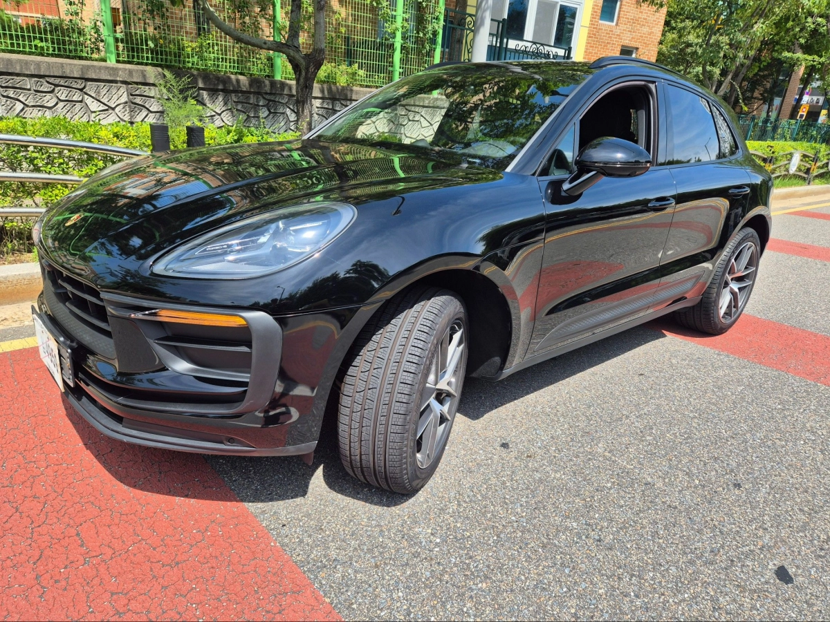 PORSCHE MACAN