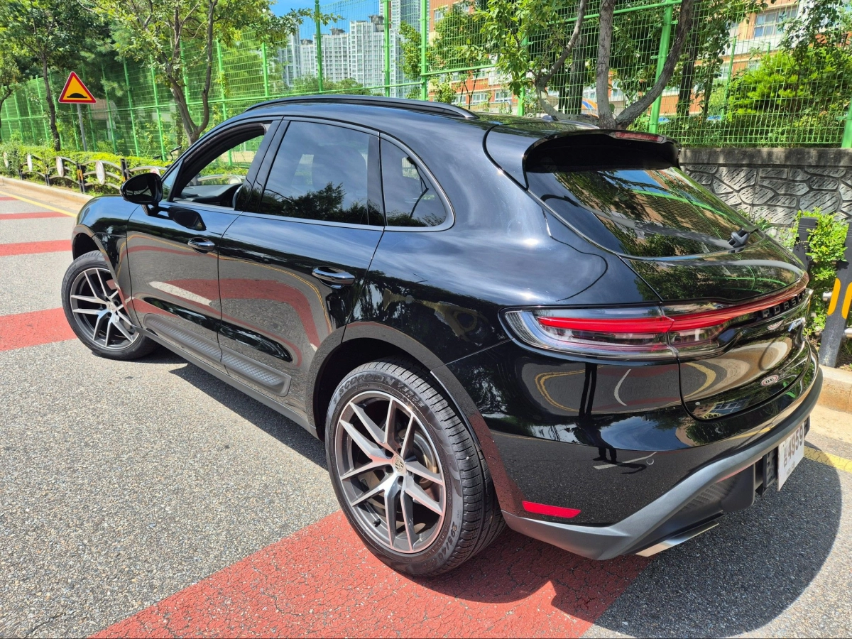 PORSCHE MACAN