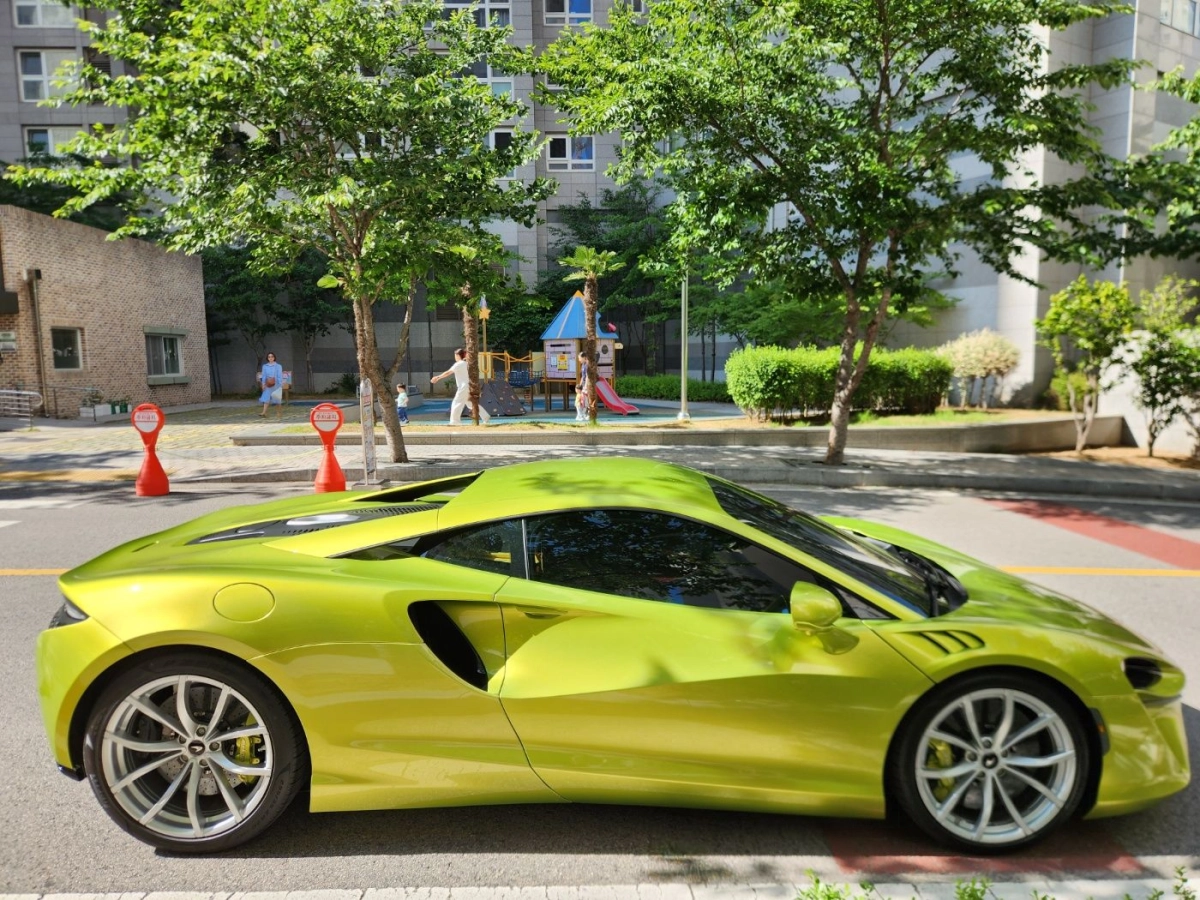 MCLAREN ARTURA  2023