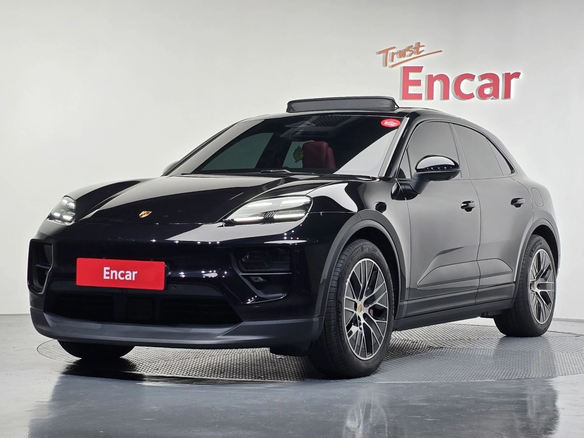 PORSCHE MACAN EV