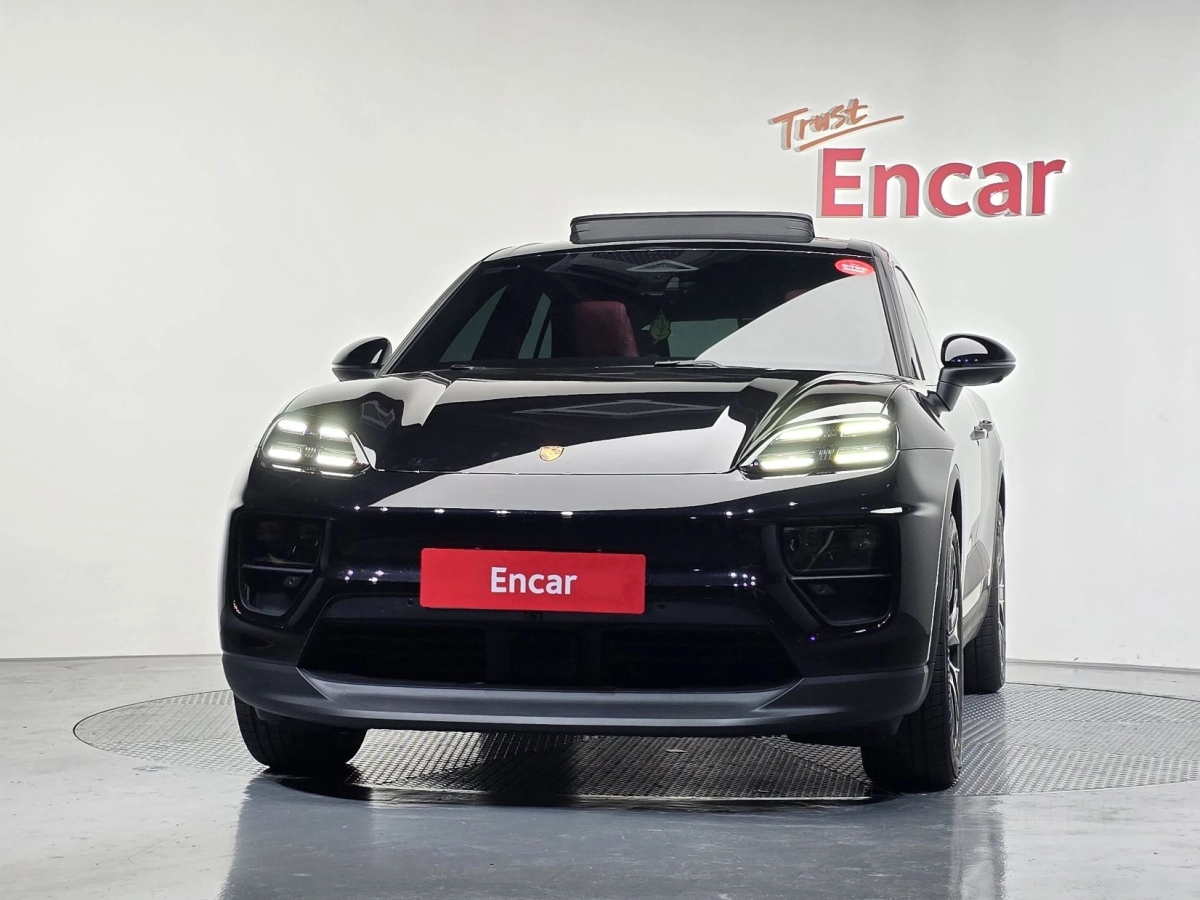 PORSCHE MACAN EV