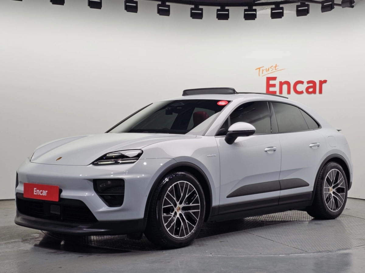 PORSCHE MACAN EV