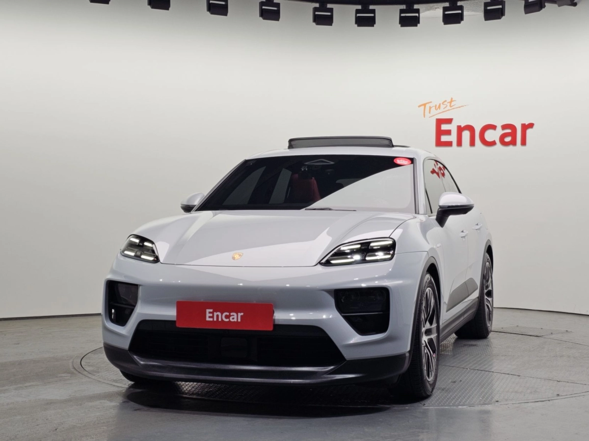 PORSCHE MACAN EV