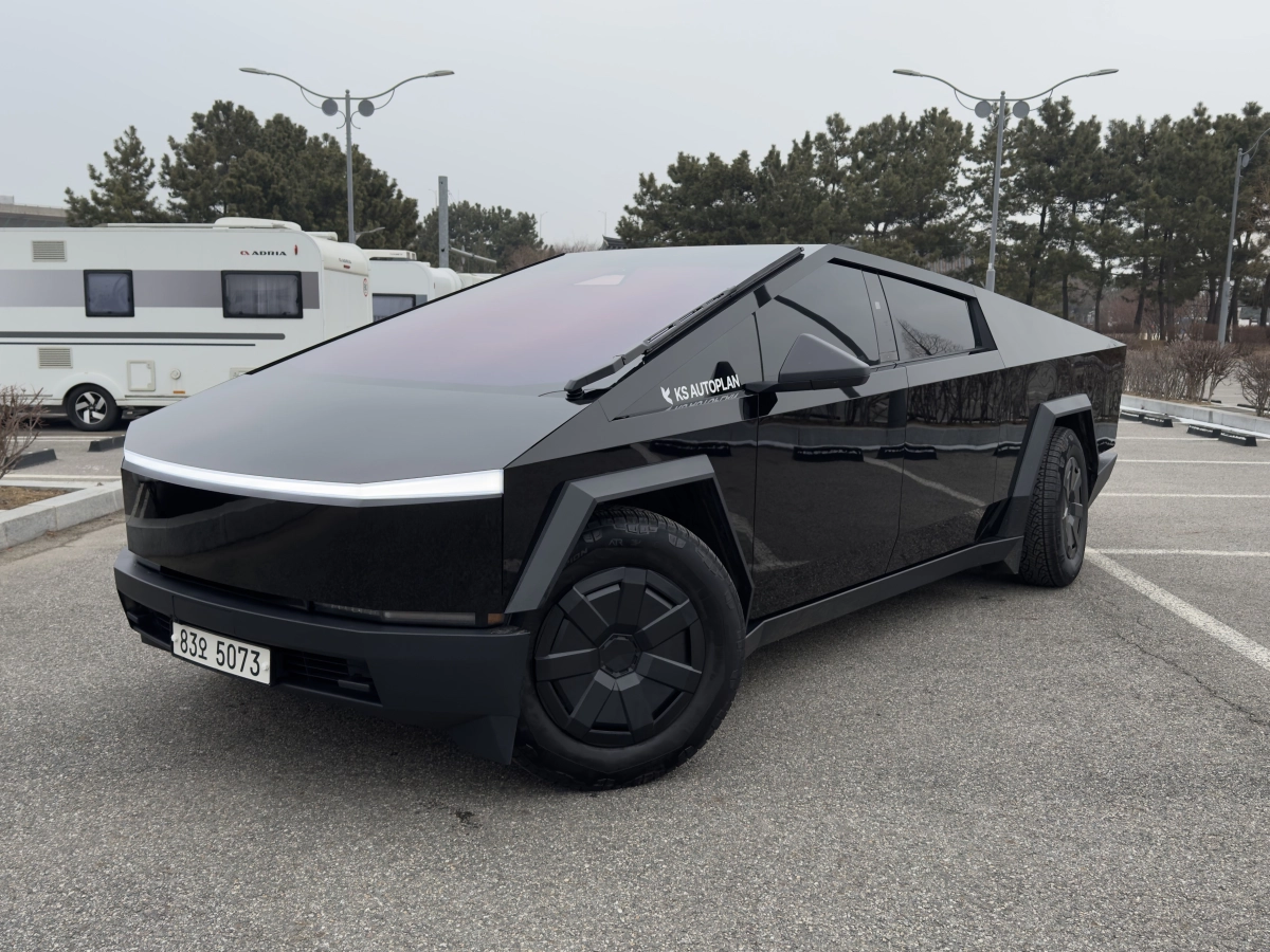 TESLA CYBERTRUCK