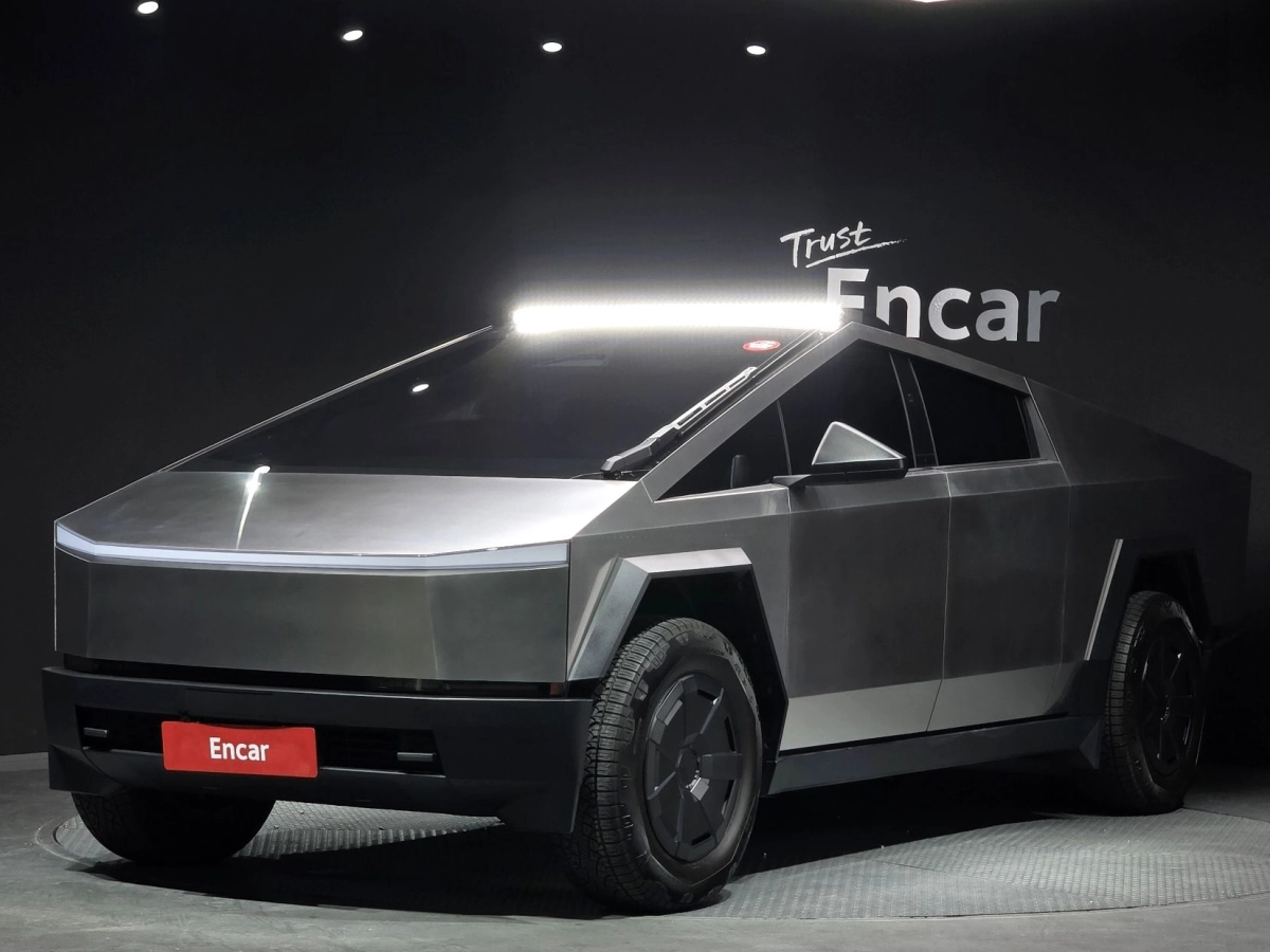 TESLA CYBERTRUCK  2024