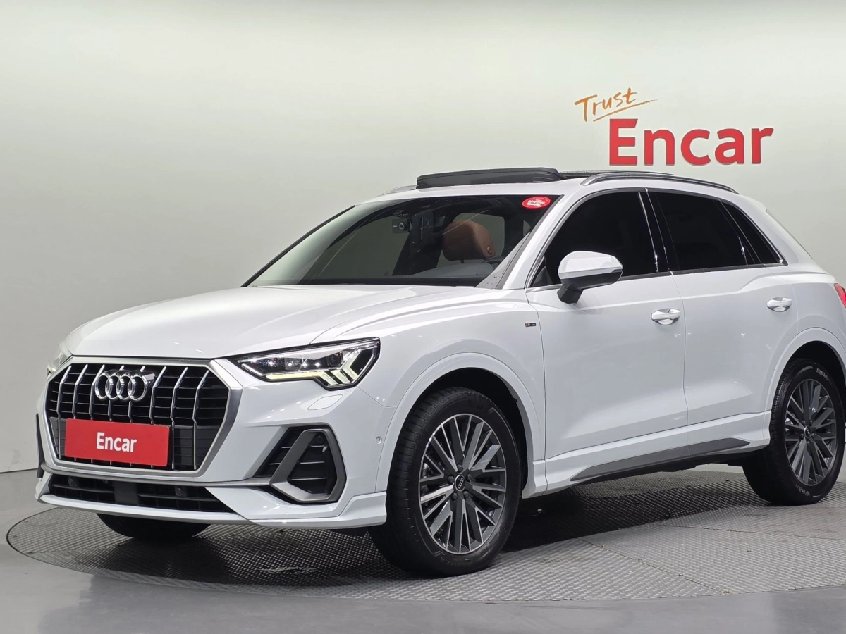 AUDI Q3 F3