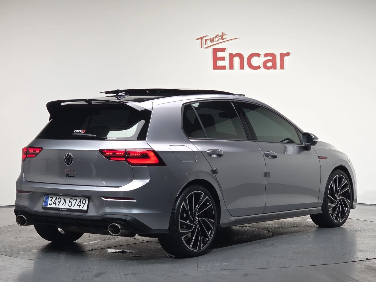 VOLKSWAGEN GOLF 2024