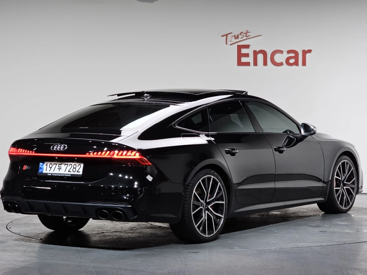 AUDI S7 4K  2022